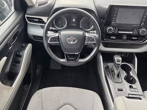 Used 2021 Toyota Highlander LE FWD image 15