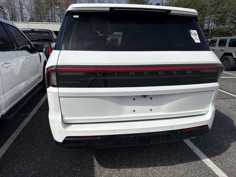 Used 2025 Lincoln Navigator Reserve w/ Jet Appearance Package image 19