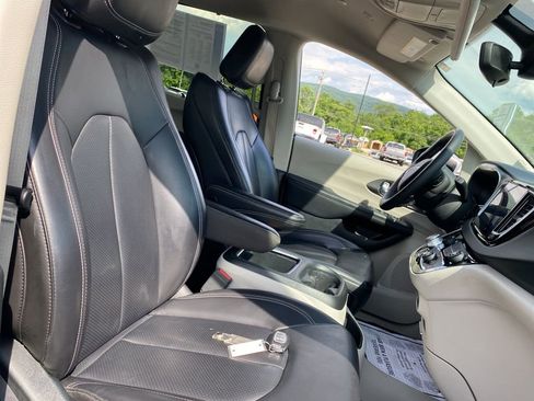 Used 2023 Chrysler Pacifica Touring-L image 9