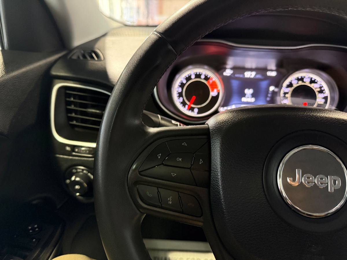 Used 2020 Jeep Cherokee Trailhawk AWD/4WD image 16