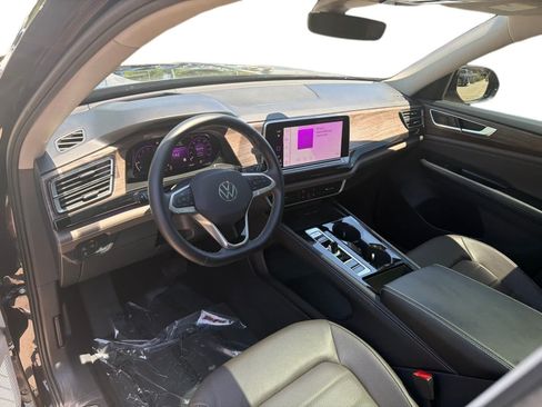 Used 2025 Volkswagen Atlas SEL AWD/4WD image 2