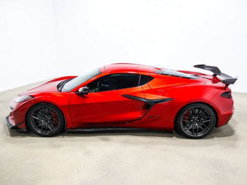 Used 2025 Chevrolet Corvette Z06 w/ Z07 Performance Package RWD image 18