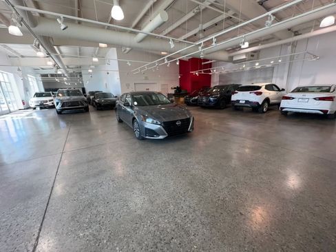 Used 2025 Nissan Altima 2.5 SV FWD image 15