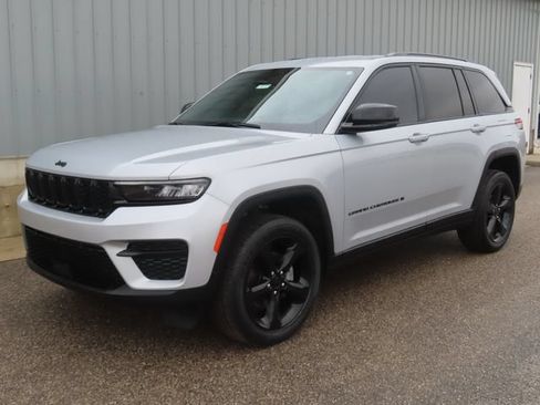 Used 2023 Jeep Grand Cherokee Altitude AWD/4WD image 6