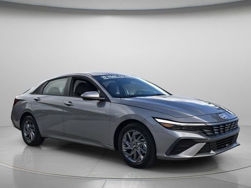 Certified 2024 Hyundai Elantra SEL image 8