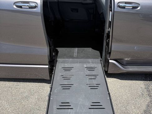 Used 2024 Toyota Sienna XLE w/ XLE Plus Package FWD image 5