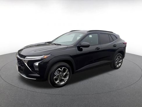 Used 2025 Chevrolet Trax LT image 8