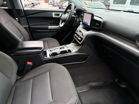 Used 2023 Ford Explorer XLT image 8