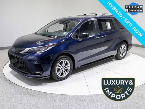 Used 2022 Toyota Sienna XSE image 1
