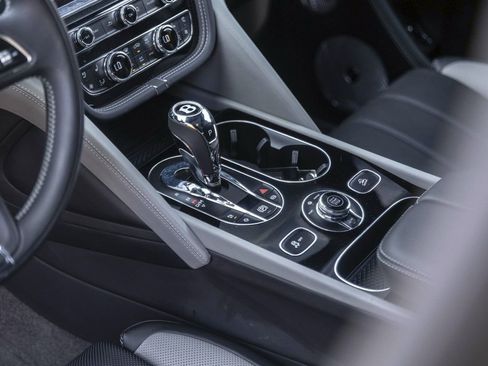 Certified 2025 Bentley Bentayga AWD/4WD image 31