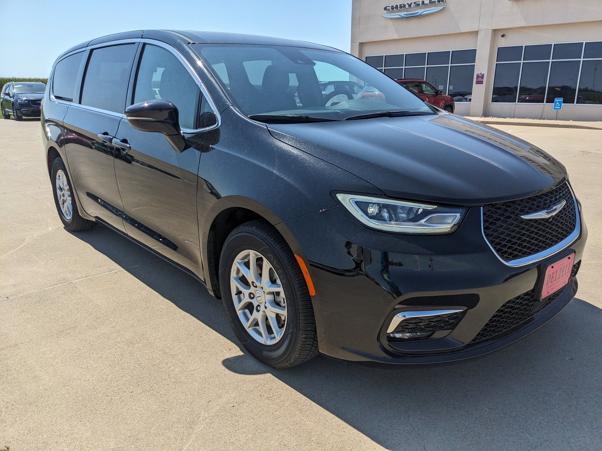 Used 2026 Chrysler Pacifica Select FWD image 2
