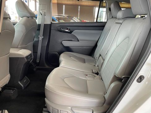 Used 2022 Toyota Highlander XLE image 17
