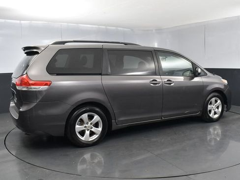 Used 2012 Toyota Sienna LE FWD image 3