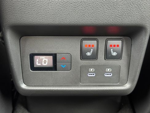 Used 2024 Nissan Rogue Platinum w/ Platinum Premium Package AWD/4WD image 32