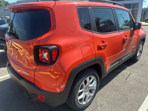 Used 2017 Jeep Renegade Latitude FWD image 2