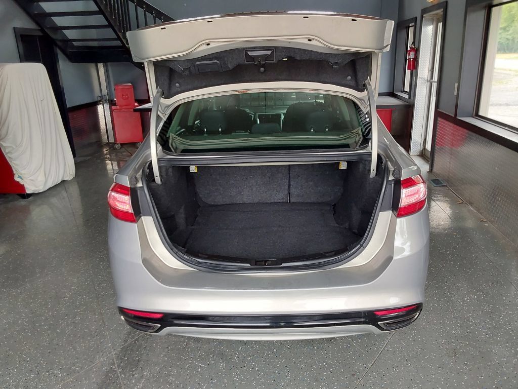 Used 2015 Ford Fusion SE w/ Equipment Group 201A FWD image 21