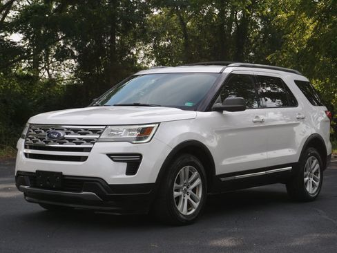 Used 2018 Ford Explorer XLT AWD/4WD image 1