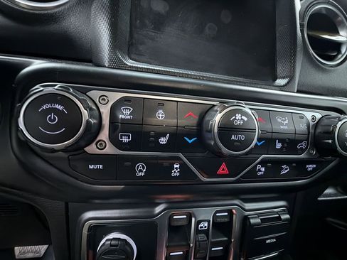 Used 2019 Jeep Wrangler Unlimited Sahara w/ Dual Top Group image 22