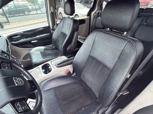 Used 2018 Dodge Grand Caravan SXT FWD image 16