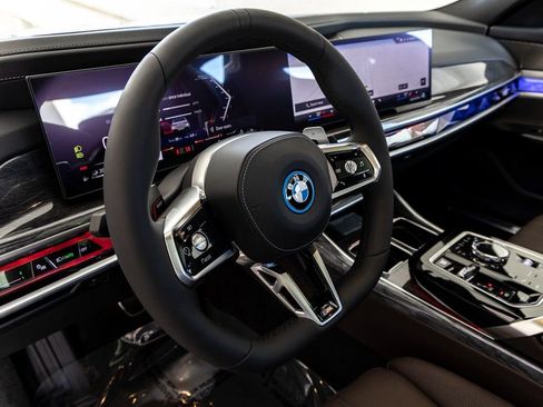 New 2026 BMW 750e xDrive image 18