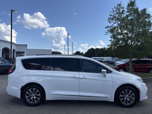 Used 2024 Chrysler Pacifica Pinnacle FWD image 8