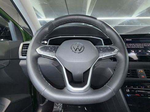 Used 2025 Volkswagen Taos SE AWD/4WD image 15