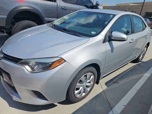 Used 2016 Toyota Corolla LE FWD image 2