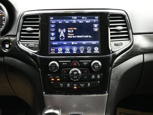 Used 2021 Jeep Grand Cherokee Laredo X AWD/4WD image 18