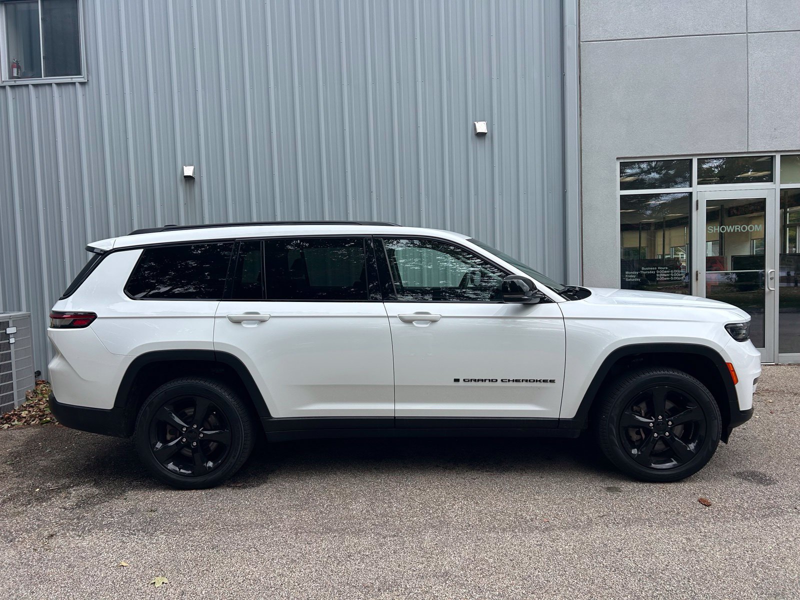 Used 2023 Jeep Grand Cherokee L Limited w/ Black Appearance Package AWD/4WD image 4