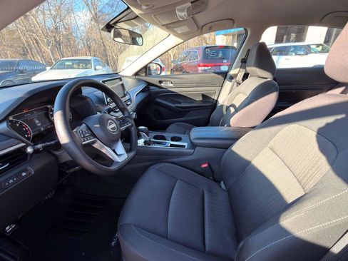 Used 2025 Nissan Altima 2.5 SV FWD image 15