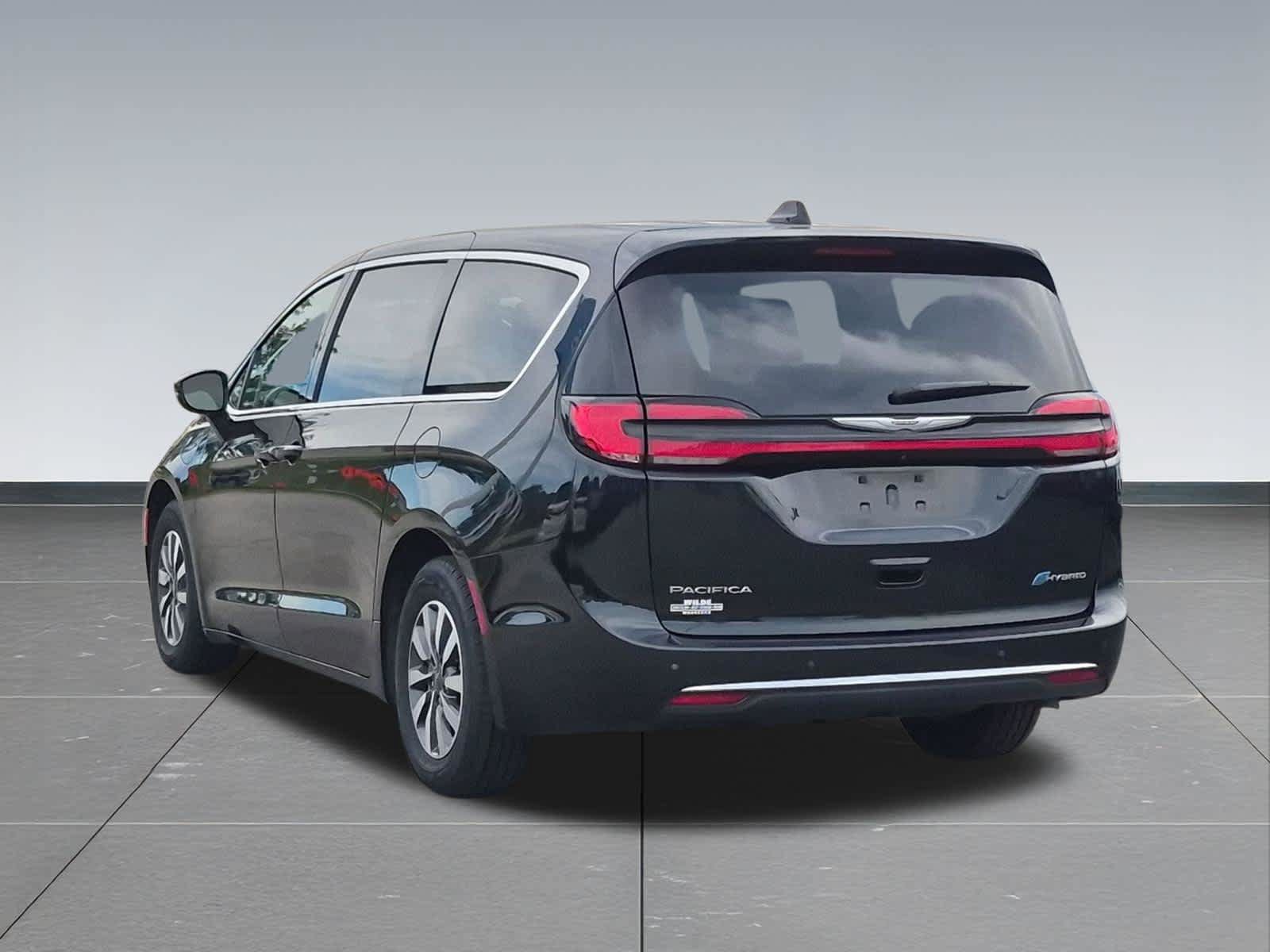 Used 2024 Chrysler Pacifica Limited FWD image 4