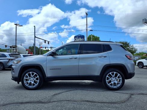 Used 2022 Jeep Compass Latitude image 2