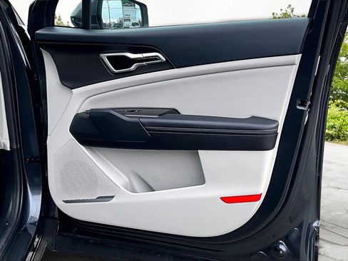 Used 2025 Kia Sportage EX image 24