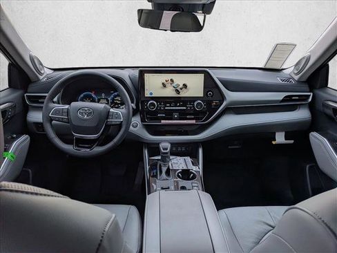 New 2026 Toyota Highlander Platinum image 14