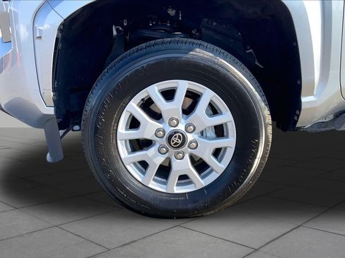 Used 2025 Toyota Tacoma SR5 AWD/4WD image 11