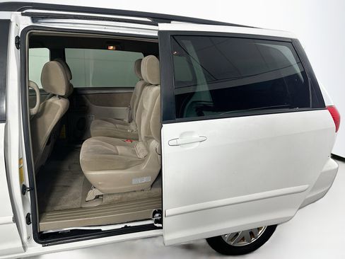 Used 2009 Toyota Sienna LE image 23