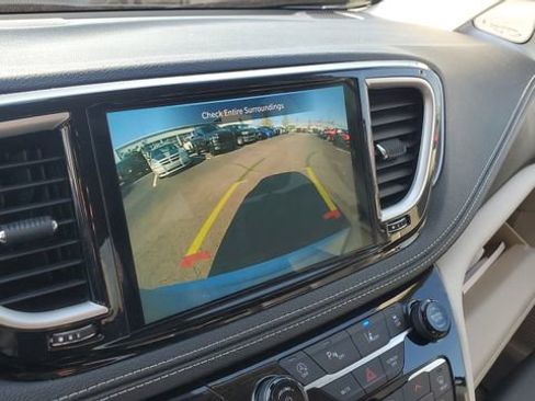 Certified 2023 Chrysler Pacifica Touring-L image 15