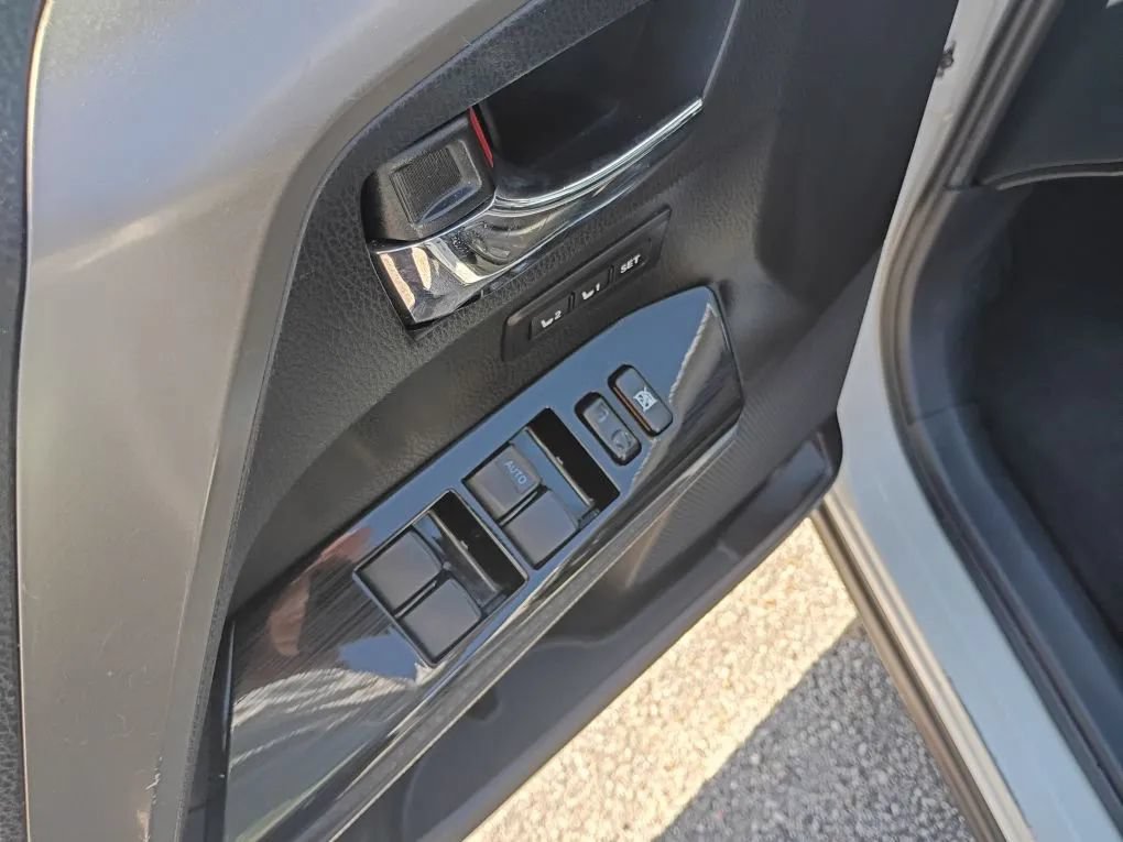 Used 2018 Toyota RAV4 Limited FWD image 10