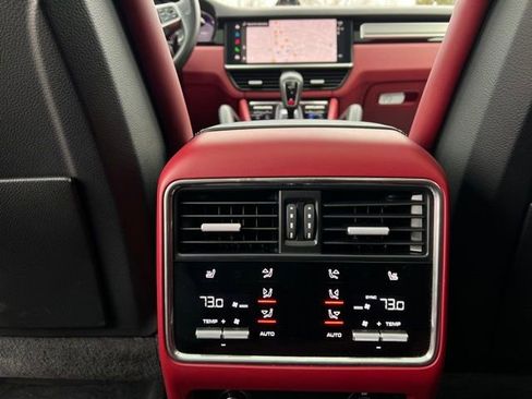 Used 2023 Porsche Cayenne Platinum Edition image 23