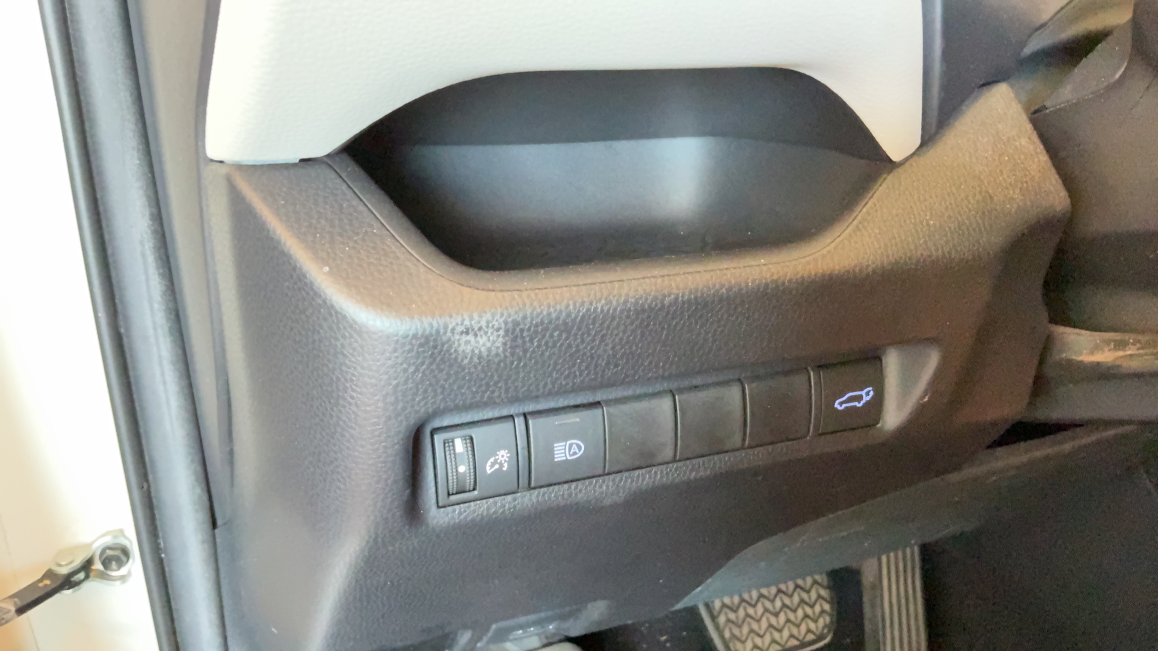 Used 2021 Toyota RAV4 XLE w/ Convenience Package FWD image 18