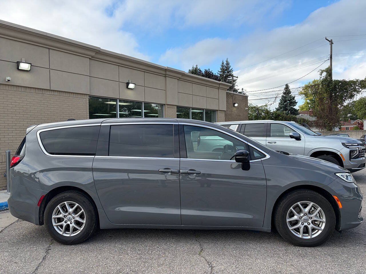 Used 2025 Chrysler Pacifica Select FWD image 4