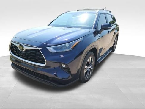 Used 2025 Toyota Highlander XLE FWD image 7