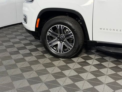 Used 2025 Jeep Wagoneer 4WD image 12