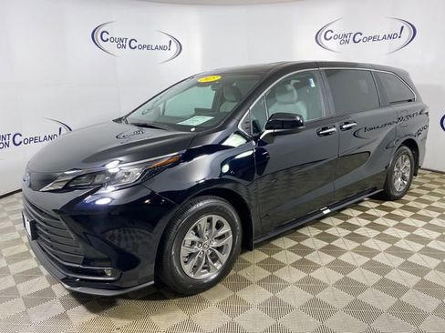 Used 2025 Toyota Sienna XLE image 3