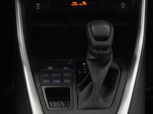 Used 2025 Toyota RAV4 XLE AWD/4WD image 19