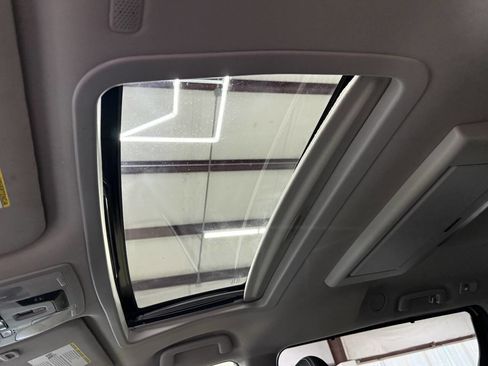 Used 2019 Toyota Sienna SE Premium FWD image 28