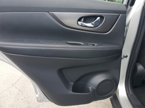 Used 2015 Nissan Rogue SV image 10