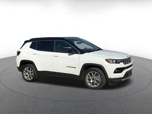 Used 2025 Jeep Compass Limited AWD/4WD image 2