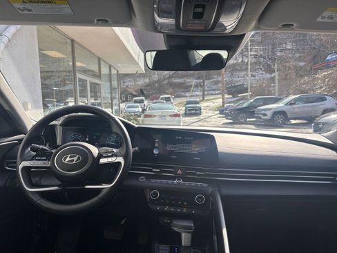 Used 2025 Hyundai Elantra Limited image 35