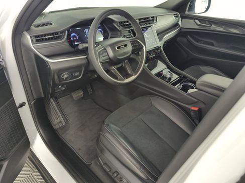 Used 2023 Jeep Grand Cherokee Altitude AWD/4WD image 11